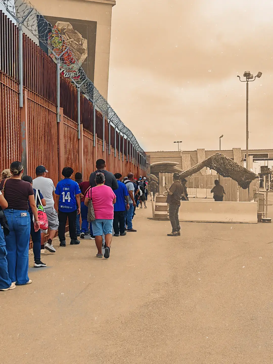 Fila de ciudadanos mexicanos que buscan entrar a EE.UU.